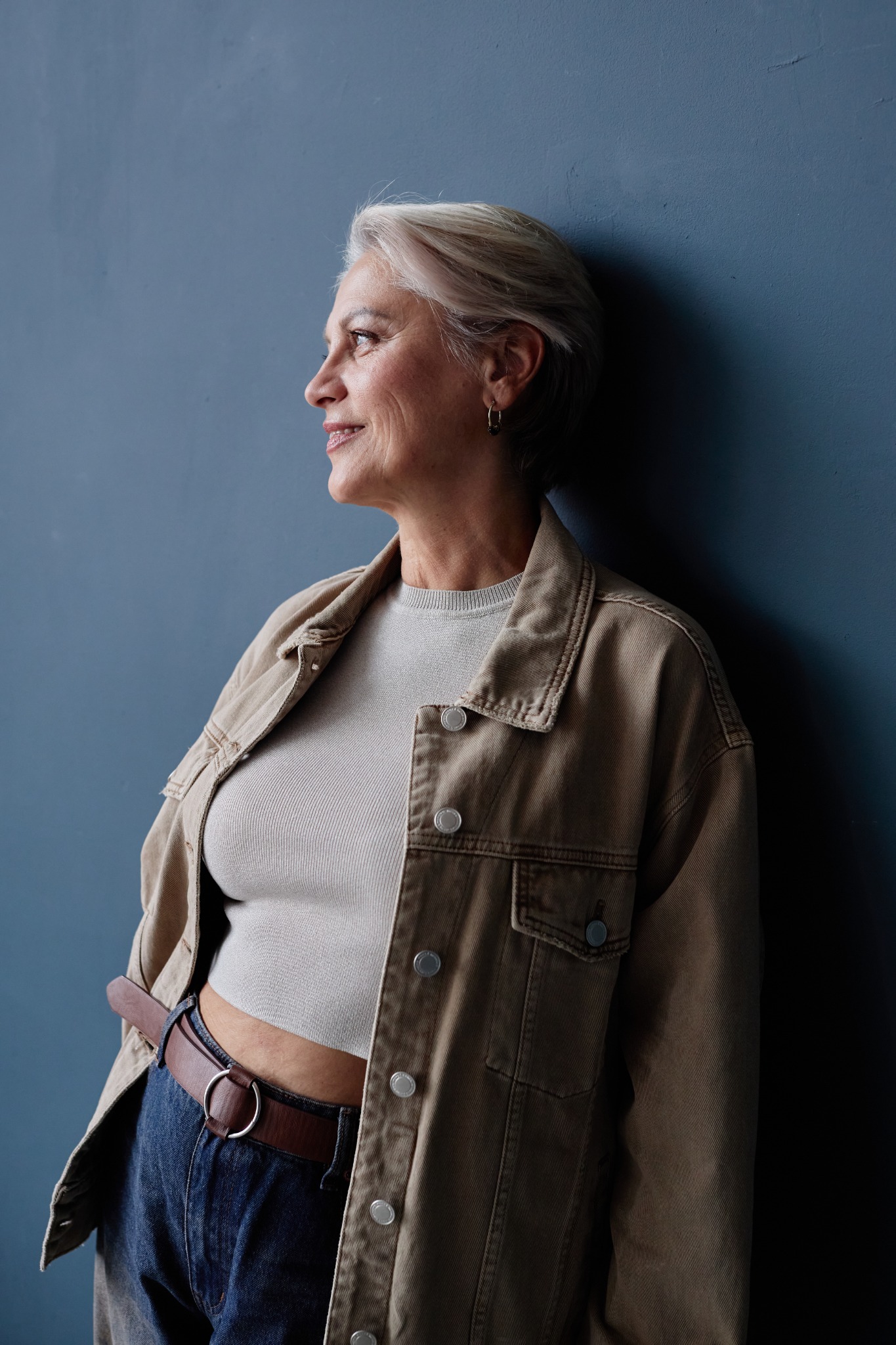 Leende kvinna med grått hår, i profil